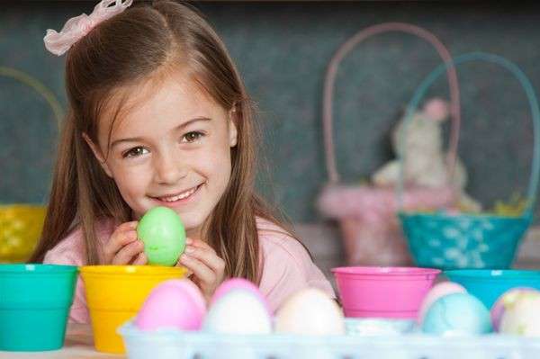 Uova colorate per i lavoretti di Pasqua dei bambini