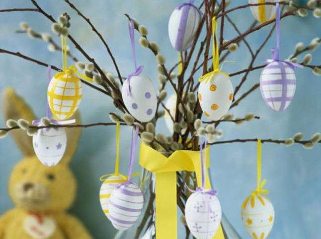 Uova colorate per l'albero di Pasqua