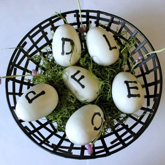 Uova decorate con stencil