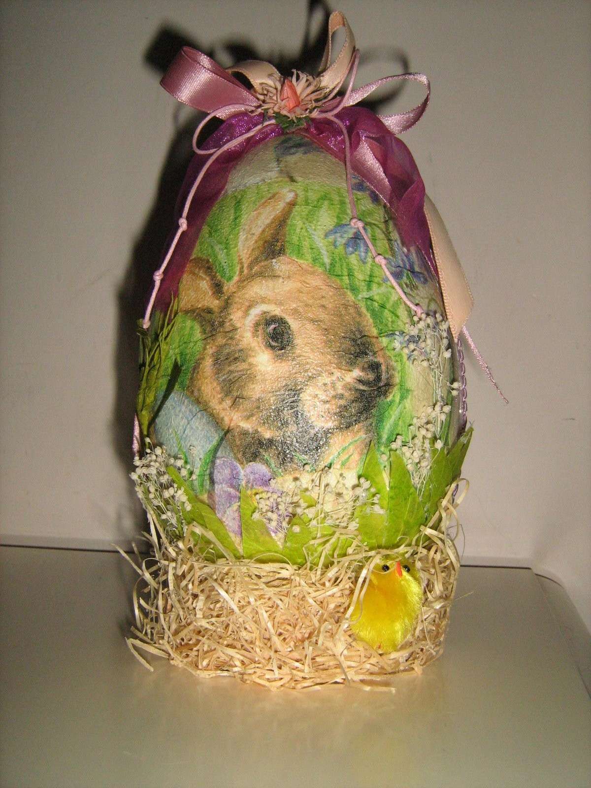 Uovo decorato con un coniglietto