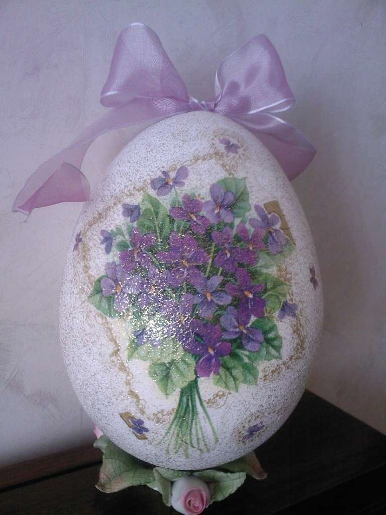 Uovo decoupage con mazzo di viole