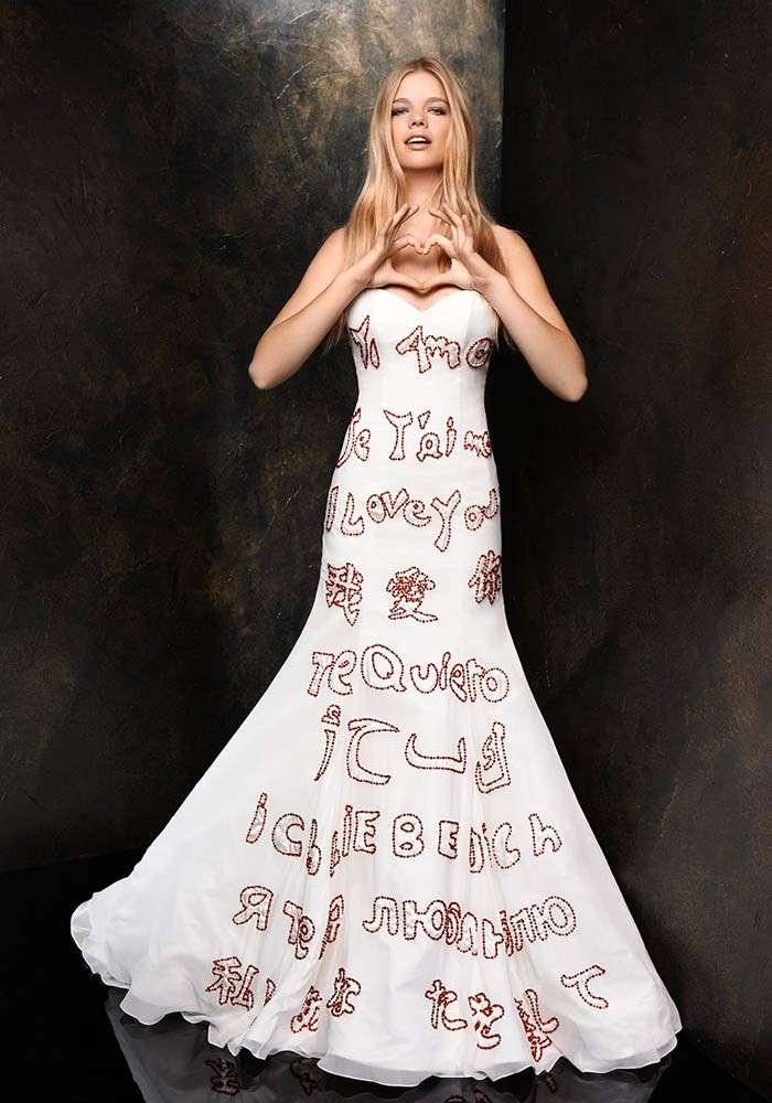 Vestito da sposa con dettagli rossi di Alessandro couture