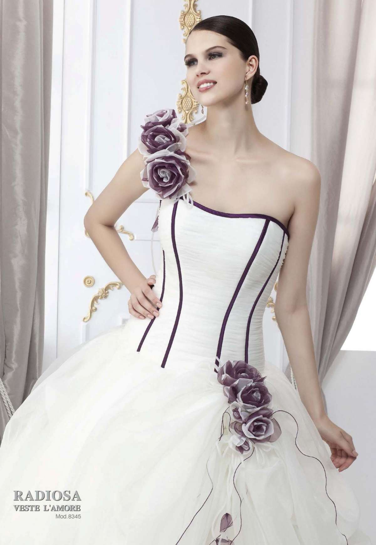 Vestito da sposa con dettagli viola