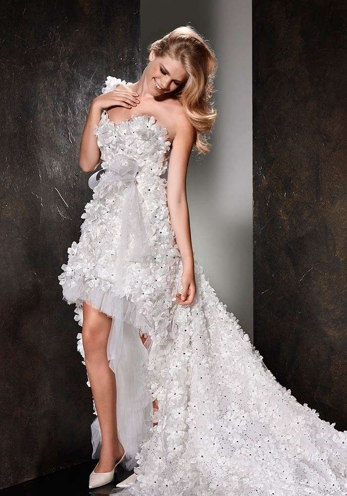Vestito da sposa con strascico e applicazioni