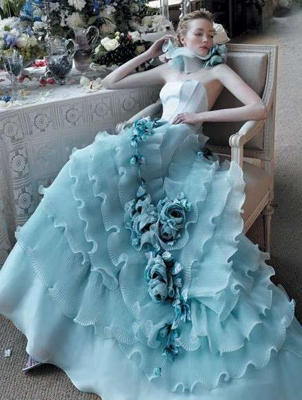 Abito da sposa blu con ruches e rose