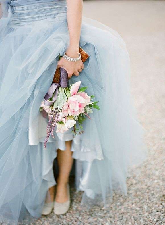 Abito da sposa blu in dettaglio