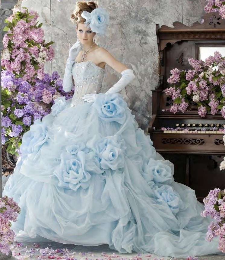 Abito da sposa blu pomposo