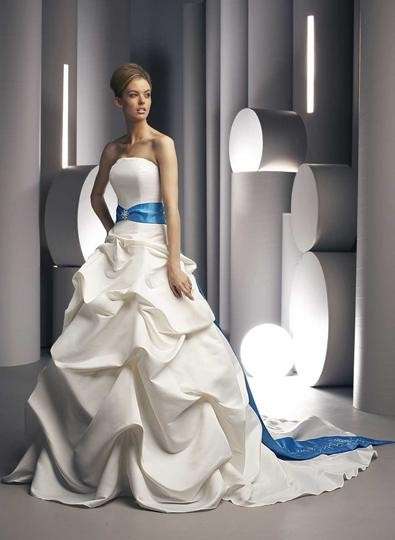 Abito da sposa con fascia blu