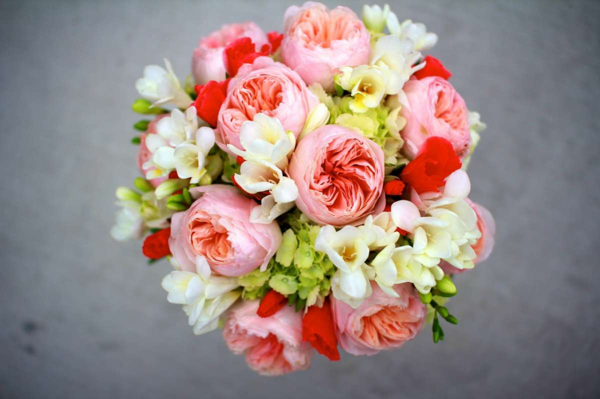 Addobbi di fiori coloratissimi per il matrimonio
