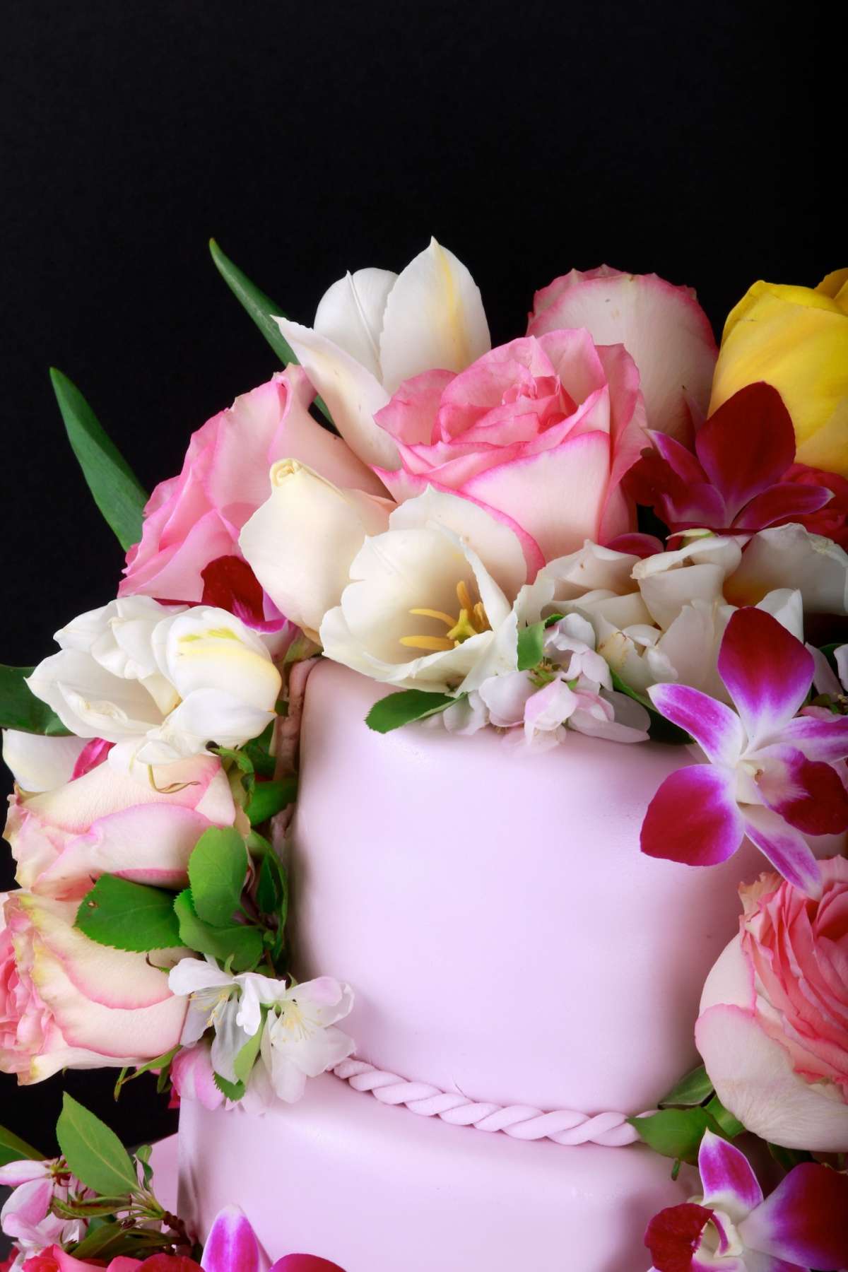 Addobbi di fiori per il matrimonio coloratissimi per la torta