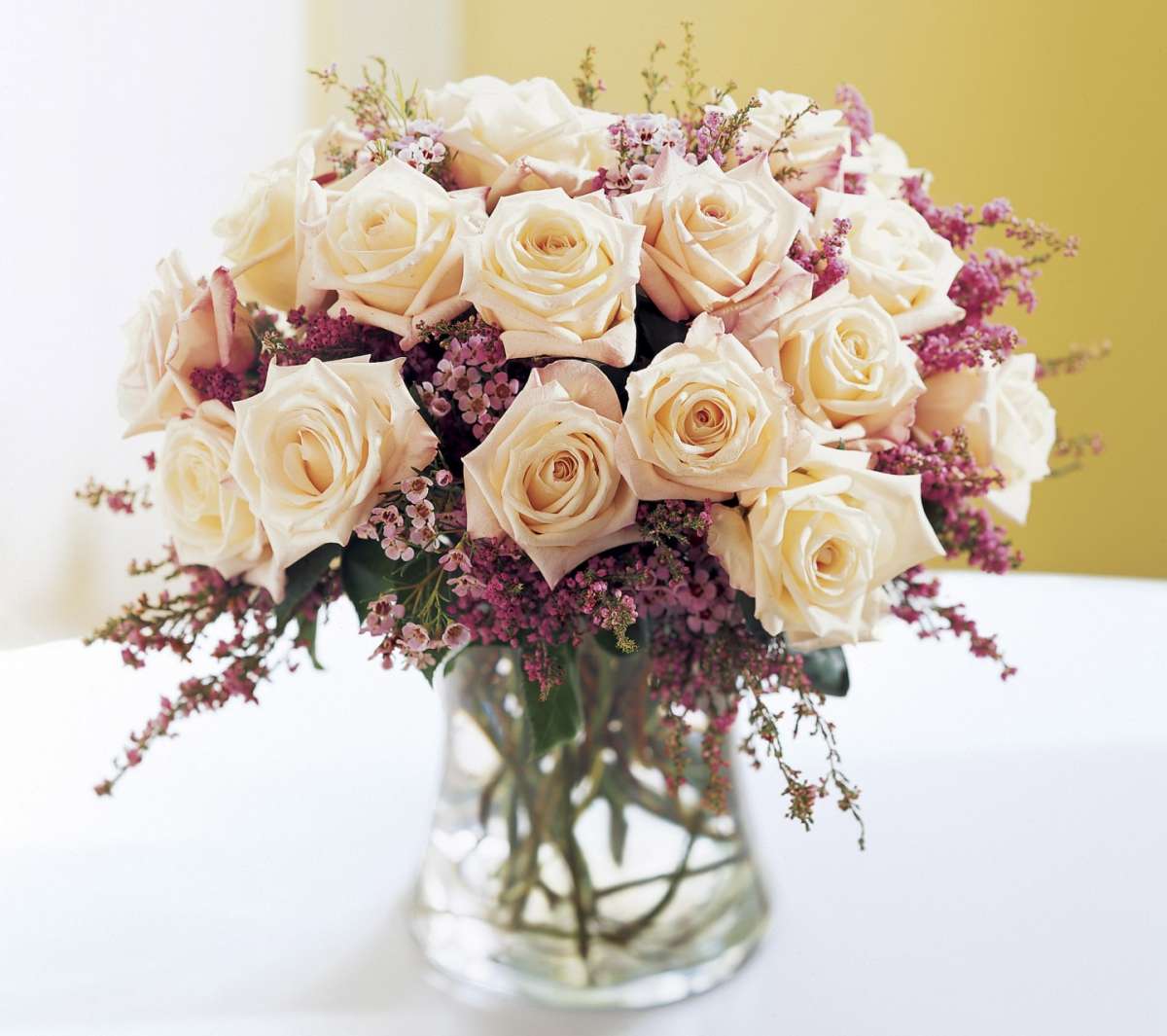 Addobbi di fiori per il matrimonio con rose bianche