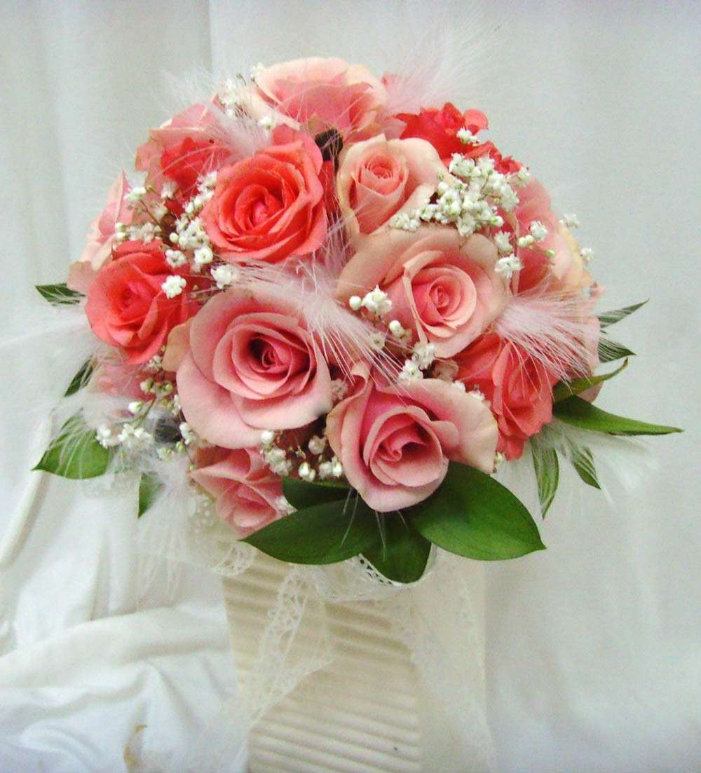 Addobbi di fiori per il matrimonio con rose rosa e piume