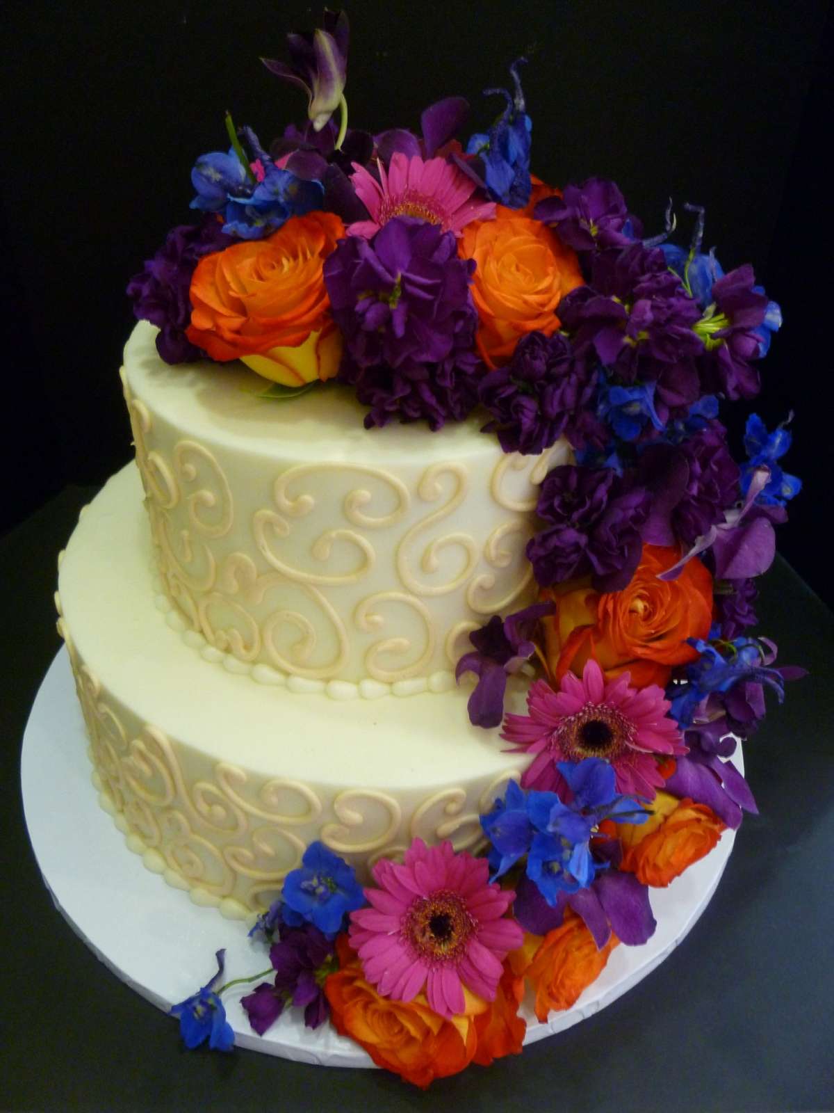 Addobbi di fiori per la torta di matrimonio