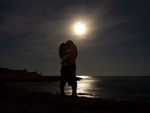 Buonanotte con amanti sulla spiaggia di notte