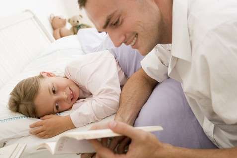 Buonanotte con papà che legge le favole alla sua bimba