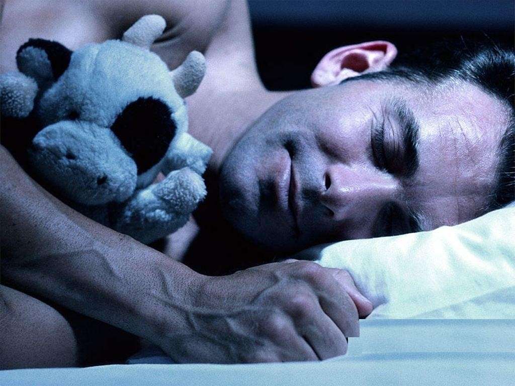 Buonanotte con uomo addormentato e peluche