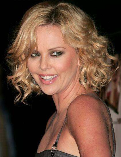 Charlize Theron con viso tondo