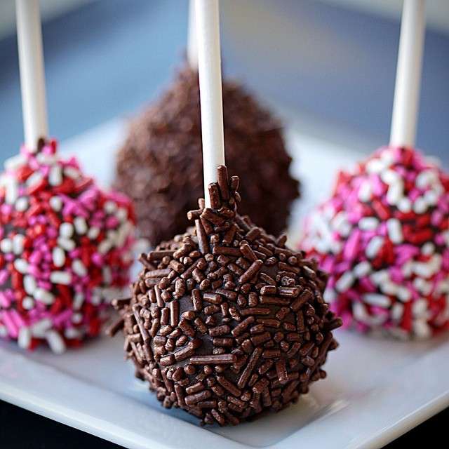 Codette al cioccolato ricoprono i cake pops