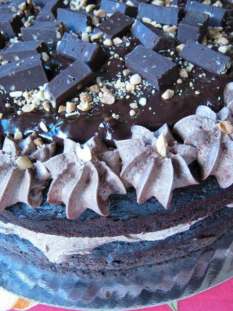 Decorazione della torta al cioccolato con crema al caffe