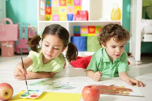 I piccoli che lavorano per la festa della mamma