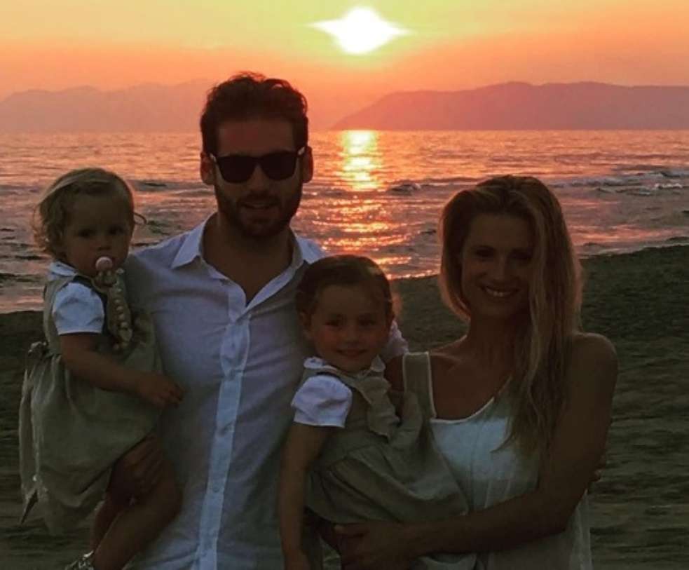 Michelle Hunziker e Tomaso Trussardi con le figlie in spiaggia al tramonto