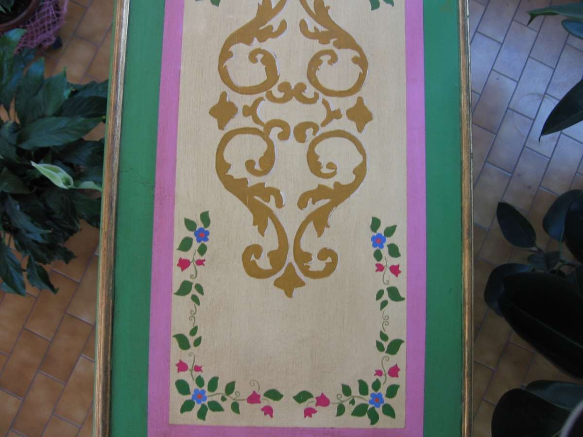 Mobiletto decorato con lo stencil