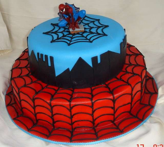 Pasta di zucchero: torta Spiderman