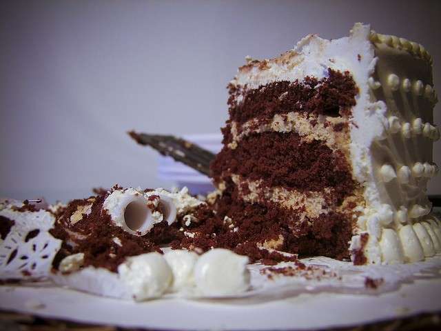 Porzione di torta al cioccolato