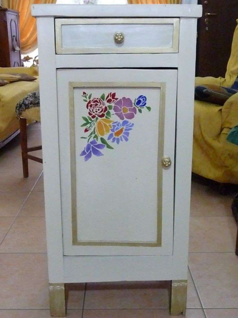 Stencil sul comodino