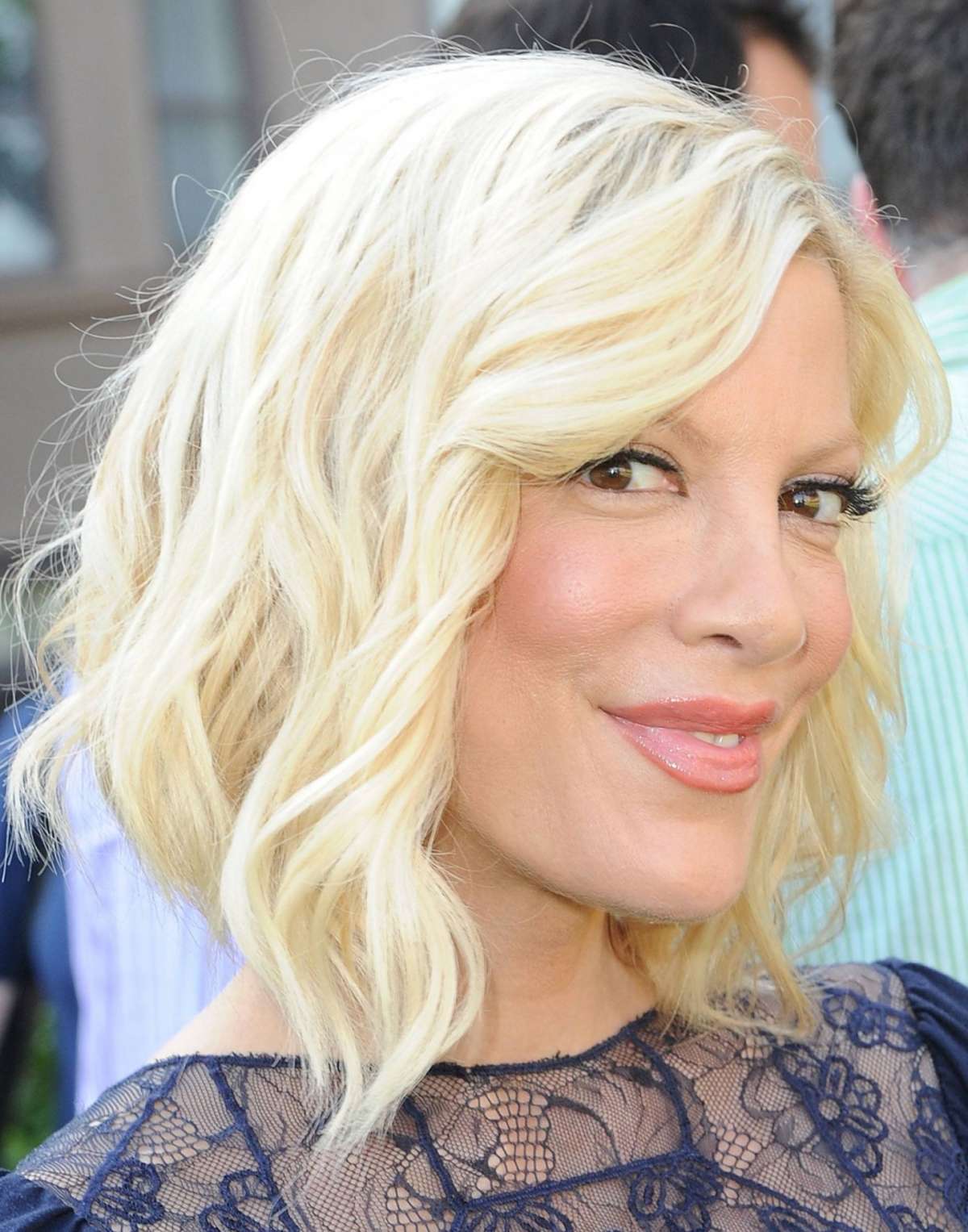 Tori Spelling con viso tondo