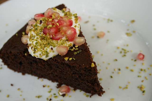 Torta al cioccolato con yogurt e melograno