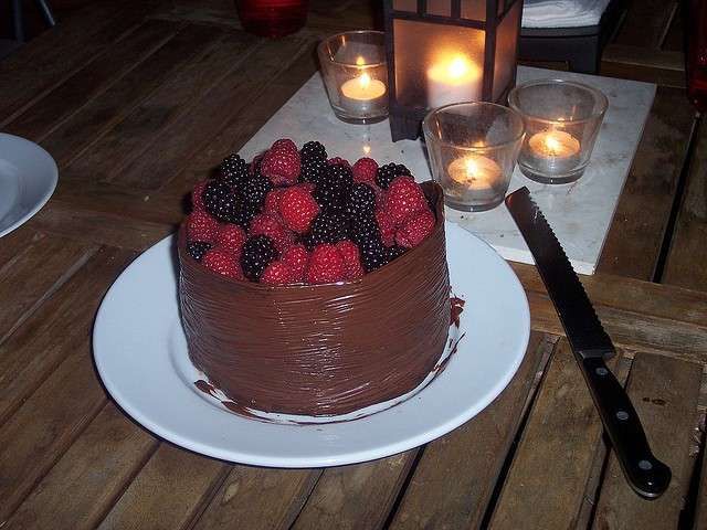 Torta al cioccolato e frutti di bosco