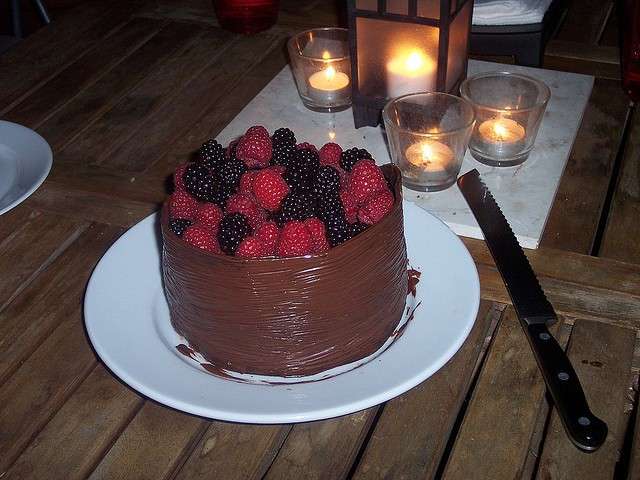 Torta al cioccolato e frutti di bosco