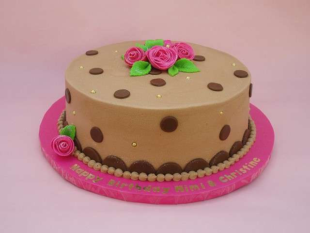 Torta al cioccolato ripiena al caffe' decorata con crema al burro