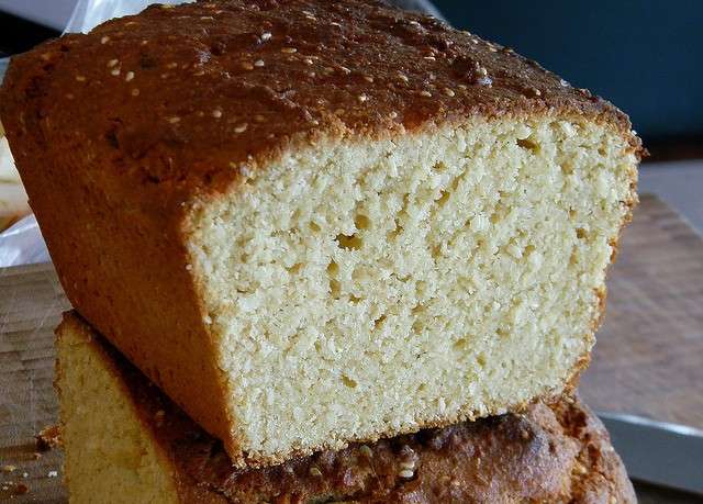 Torta di yogurt con cocco e sesamo