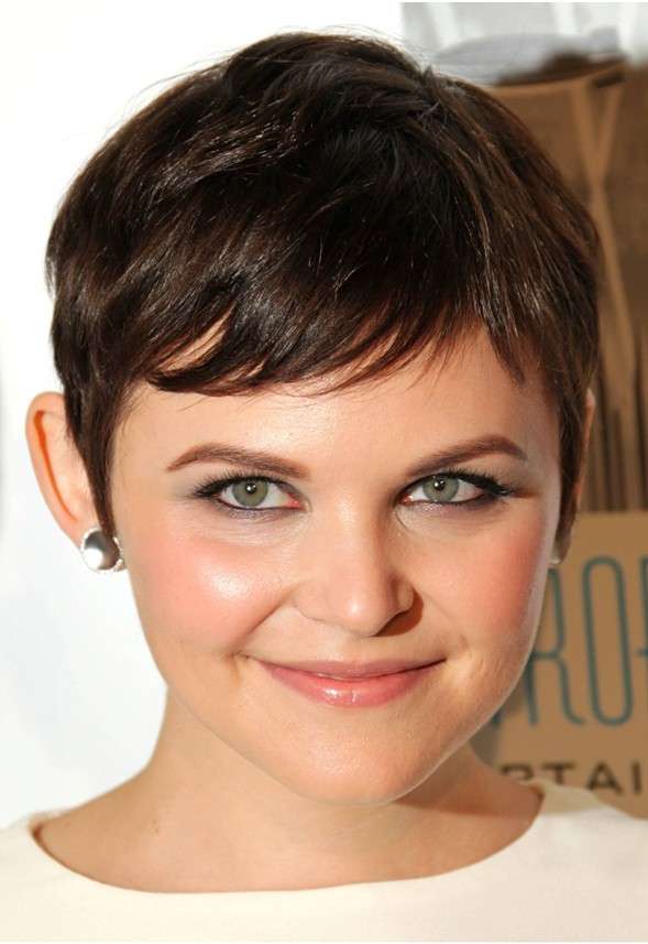 Viso rotondo con pixie cut