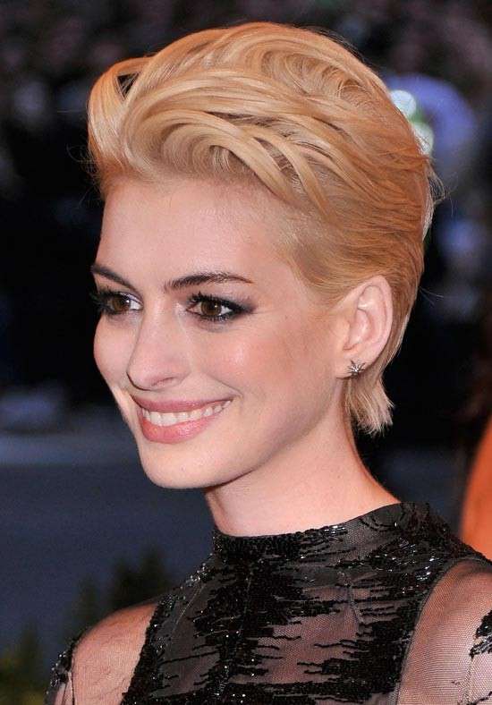 Anne Hathaway con capelli corti