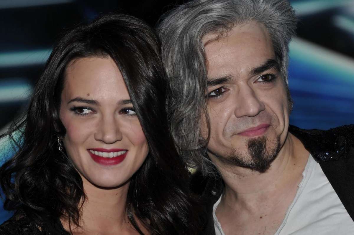 Asia Argento in posa con il musicista