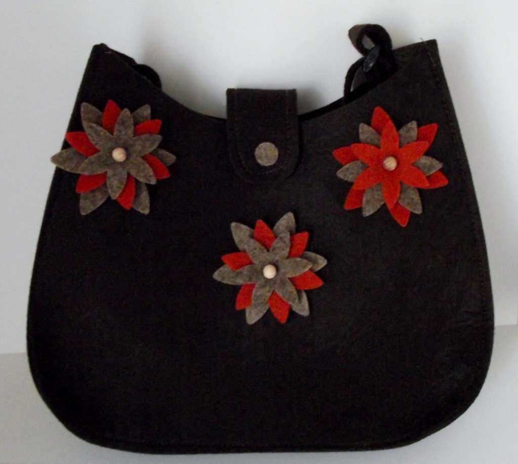 Borsa nera con i fiori