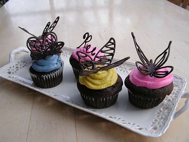 Farfalle di cioccolato su cupcake