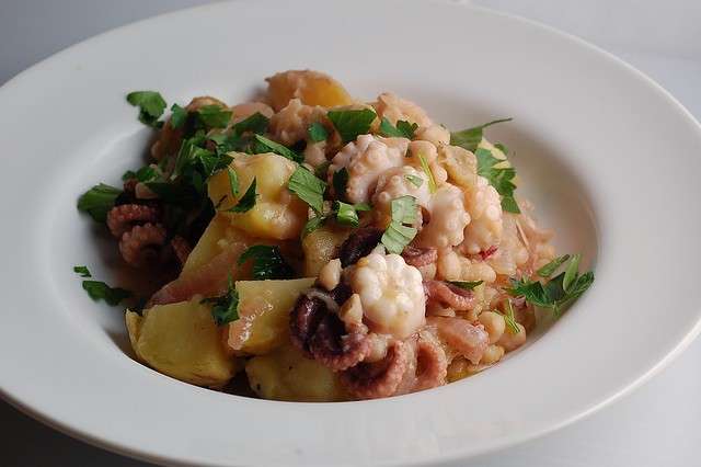 Polpo e patate con basilico