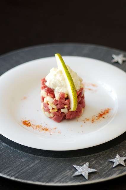 Porzione mini di tartare con limone