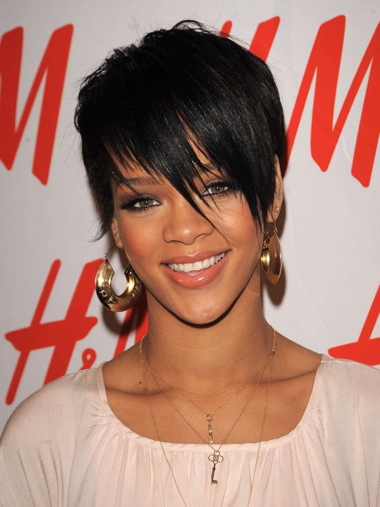 Rihanna con lunga frangia asimmetrica