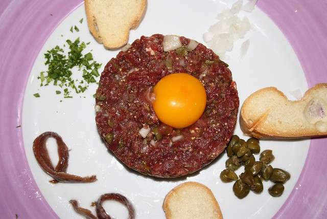 Tartare con capperi e acciughe