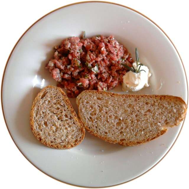 Tartare con fette di pane