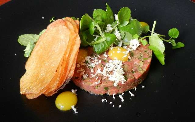 Tartare con uova e chips