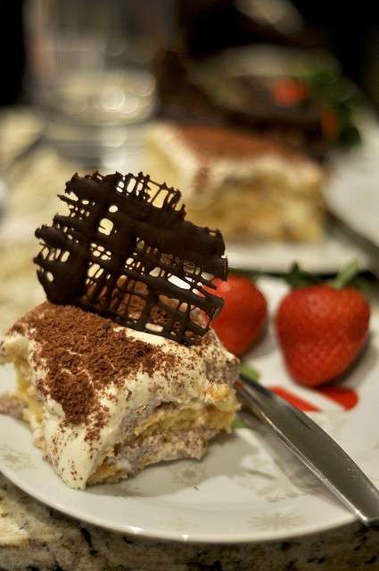 Tiramisu con decorazione di cioccolato