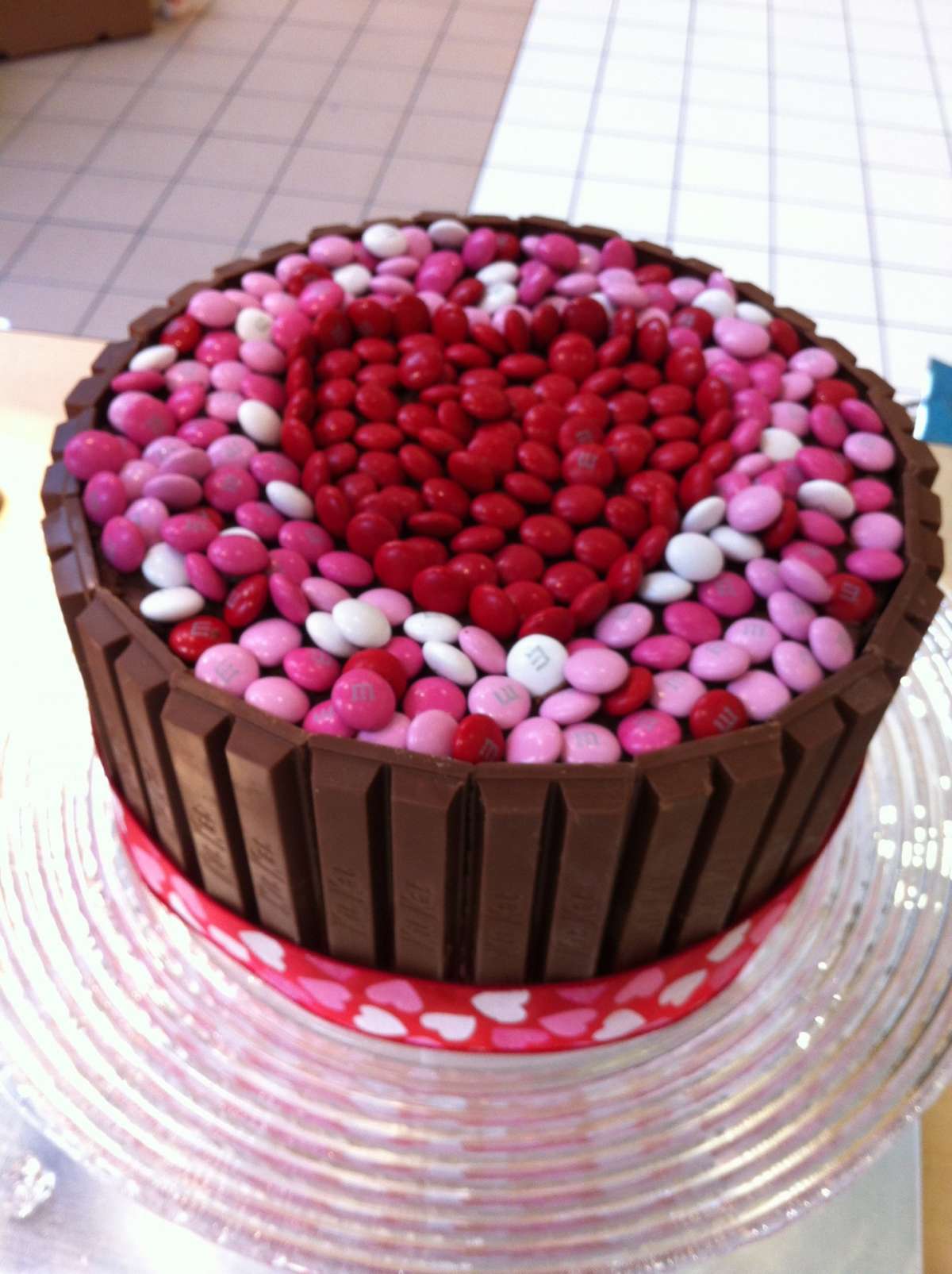 Torta a cuore con kit kat e smarties