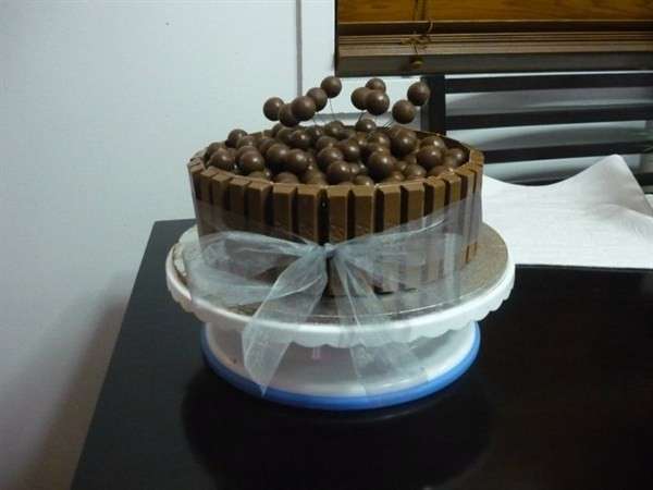 Torta al cioccolato con kit kat e praline