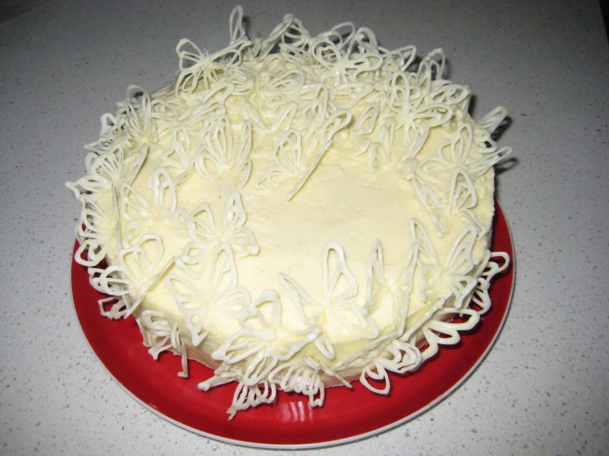 Torta alla panna con farfalle di cioccolato bianco